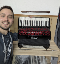 Mattia D. con la sua fisarmonica personalizzata con adesivi DecalFont